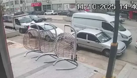 Otomobil çarptı... Kameraya yansıdı...