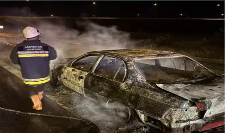 Otoyolda yanan otomobil kullanılamaz hale geldi...