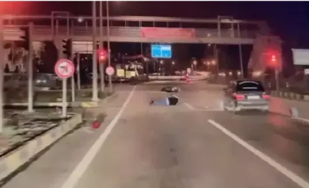 Kırmızı ışıkta duran motosiklete çarptı...