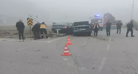 Kavşakta otomobiller çarpıştı: 1’i bebek, 4 yaralı...