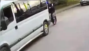 Minibüsün altından kalmaktan son anda kurtuldu...