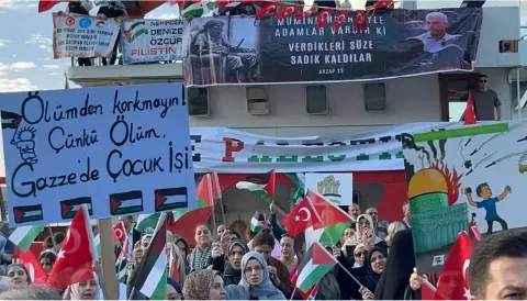 İsrail’i protesto için denize açıldılar...