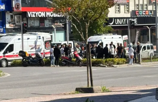 Motosiklet sürücüsü refüje çarparak durdu... 2 yaralı...