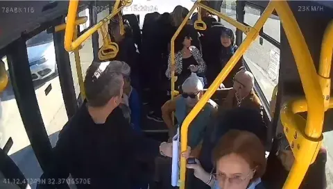 Rahatsızlanan yolcuyu hastaneye yetiştirdi...