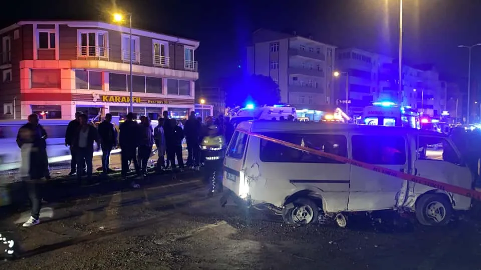 Alkollü şahıs kaza yaptı... Araçta sıkıştı...