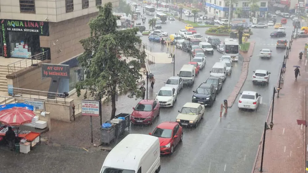 Aniden bastıran yağmur... Zor anlar yaşattı...