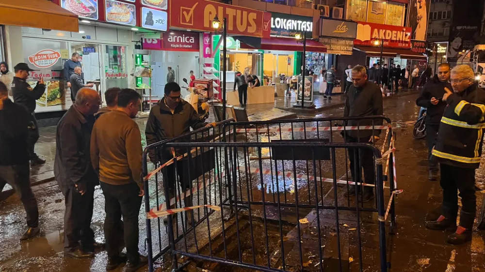 Çizmeleri Giyip, Su Baskınından Etkilenen Vatandaşın Yanına koştular. 