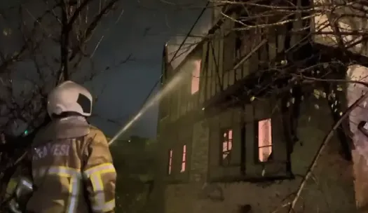 3 katı tarihi konakta yangın...