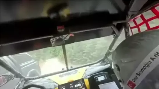 Ralli aracı, yarış alanına giren sivil kamyonetle çarpıştı..