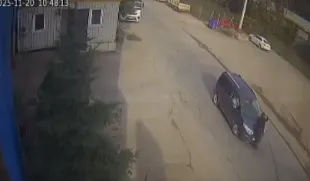 Yaşlı adama çarptı. O anlar kameraya yansıdı…