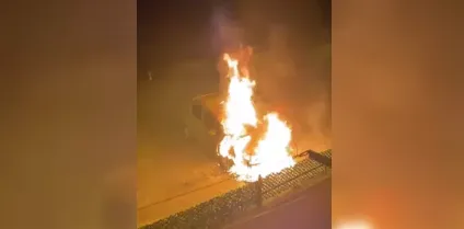 Park halindeki otomobil alev alev yandı...