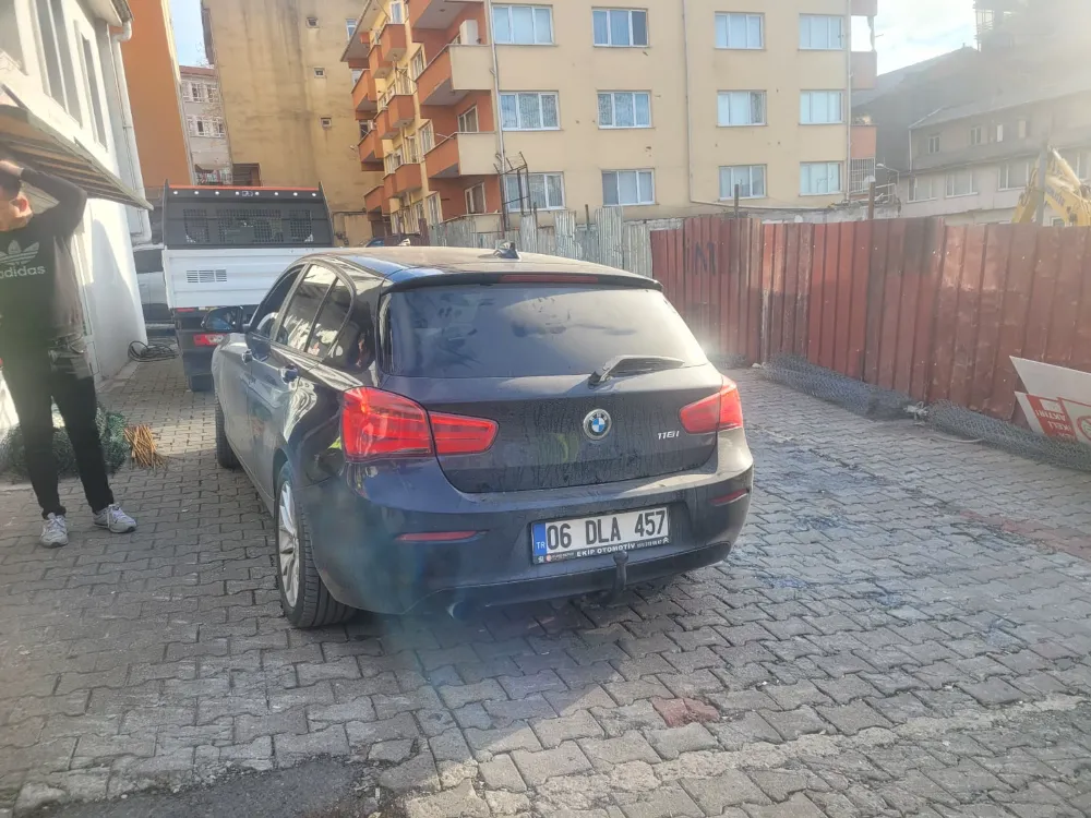 Yayaya çarptı... Hastaneye götürdü...