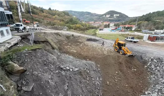 70 kişi tahliye edilmişti; çöken alan toprakla dolduruluyor...
