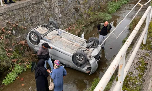 Hakimiyetini kaybetti... Dereye uçtu...