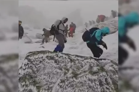 Kar ve buzla kaplı Köroğlu Dağı’nda zorlu yürüyüş...