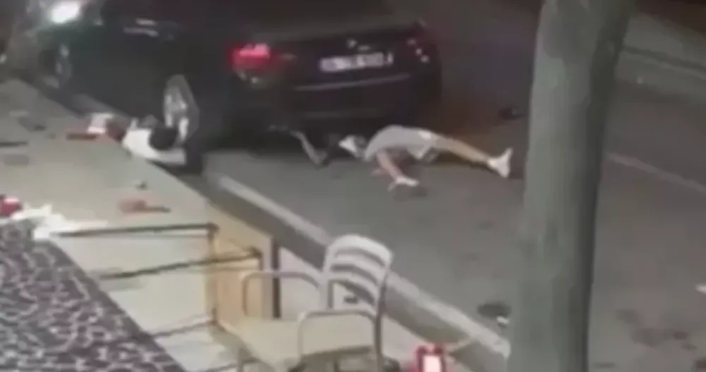 Korkunç kaza... Otomobilin altına savruldu...