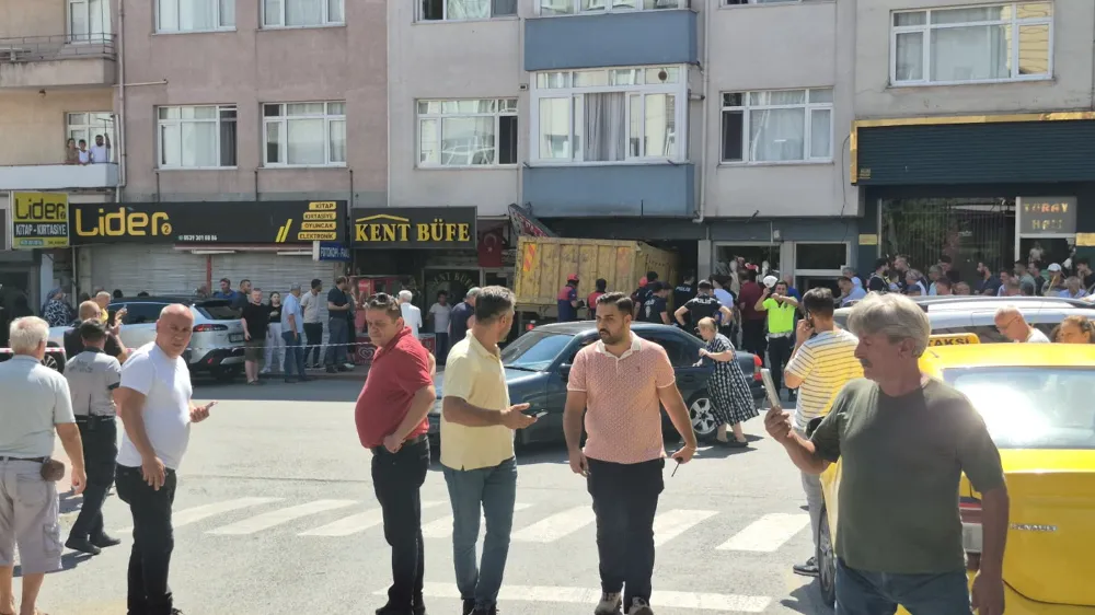 Hafriyat kamyonu iş yerine girdi...