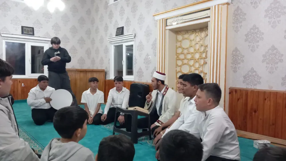 Roman çocuklardan Kadir Gecesi'nde muhteşem ilahi performansı 