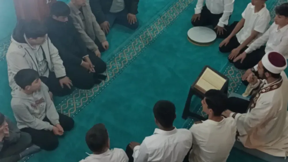 Roman çocuklardan Kadir Gecesi'nde muhteşem ilahi performansı 