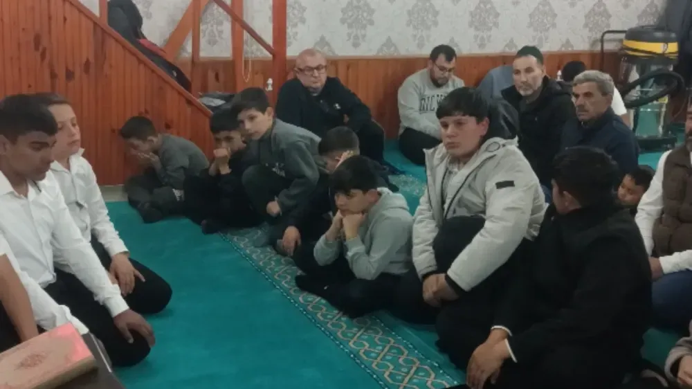 Roman çocuklardan Kadir Gecesi'nde muhteşem ilahi performansı 