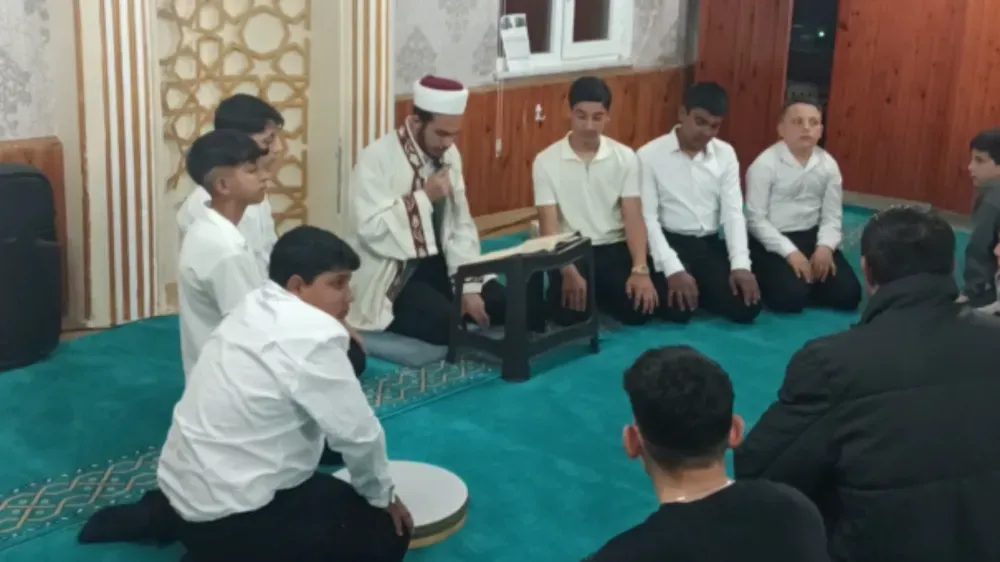 Roman çocuklardan Kadir Gecesi'nde muhteşem ilahi performansı 